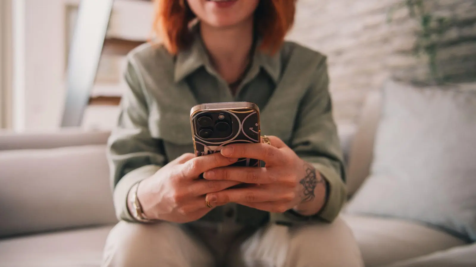 Bei Jahrestarifen für Prepaid-Smartphones wird die gesamte Gebühr für das Halbjahr oder Jahr auf einmal bezahlt. (Foto: Zacharie Scheurer/dpa-tmn)