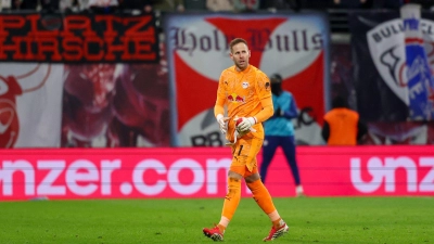 Peter Gulacsi geht im Spiel gegen Wolfsburg verletzt vom Feld. (Foto: Jan Woitas/dpa)