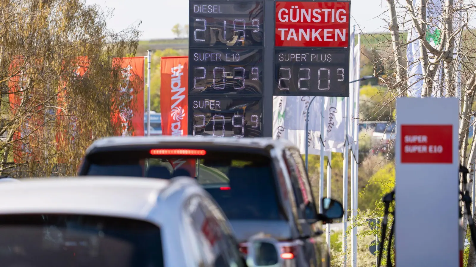 Die Spritpreise sind am Mittwoch gesunken.  (Foto: Andreas Arnold/dpa)