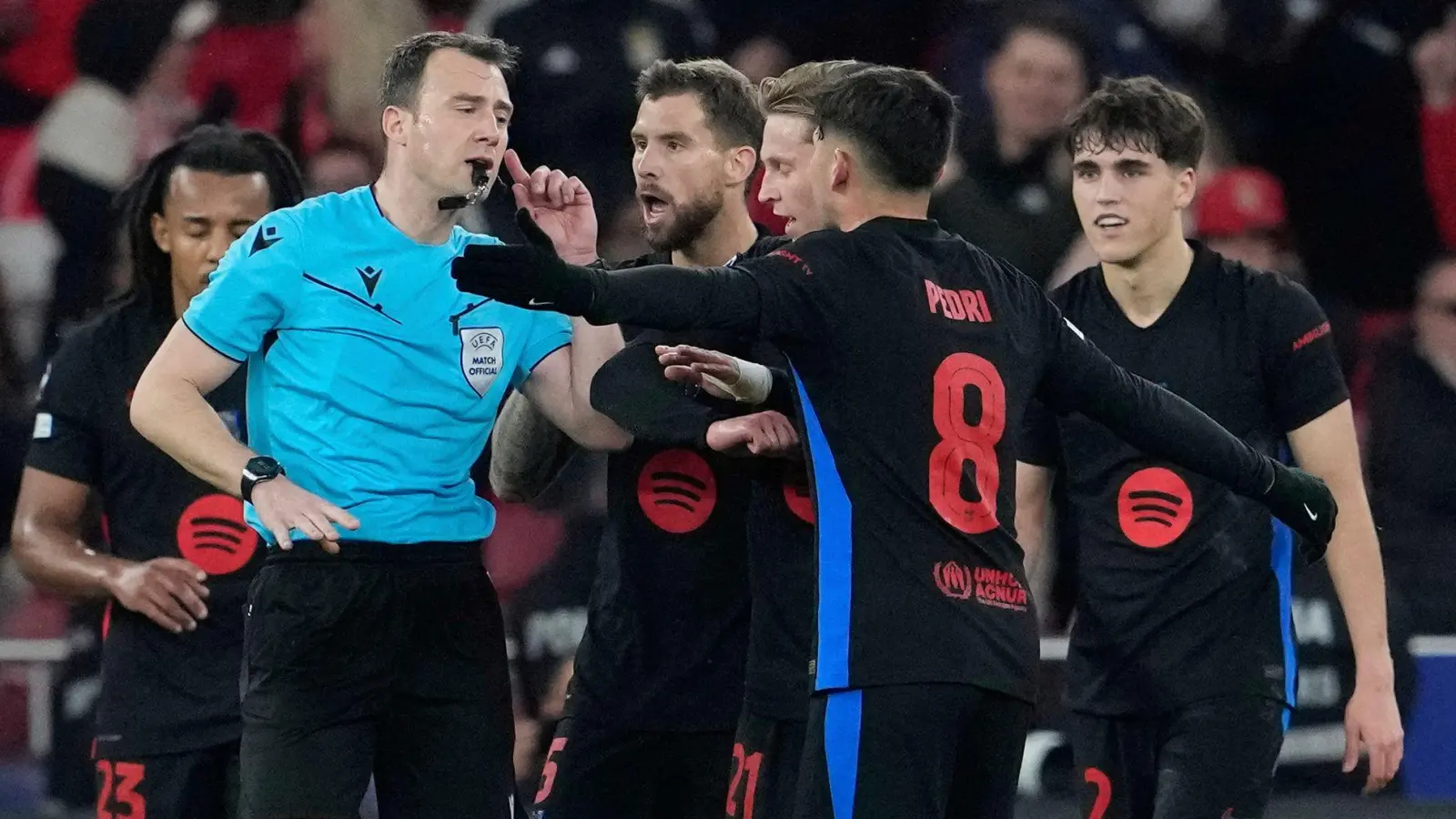 Der deutsche Schiedsrichter Felix Zwayer (2.v.l) hatte beim Spiel Benfica gegen Barcelona alle Hände zu tun. (Foto: Armando Franca/AP/dpa)