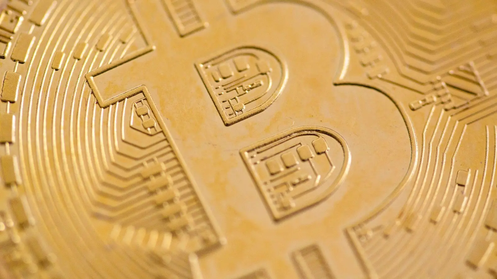 Eine Bitcoin-Münze liegt auf einem Tisch. (Symbolbild) (Foto: Fernando Gutierrez-Juarez/dpa)