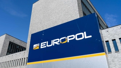EU-Polizeibehörde Europol in Den Haag: Fahnder stoppen in 18 Ländern Falschgeld im Wert von 1,2 Milliarden Euro. Die meisten Blüten kamen aus China. (Symbolbild) (Foto: Jerry Lampen/anp/dpa)