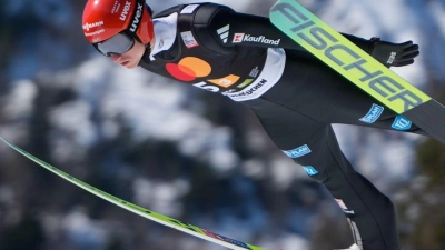 Karl Geiger konnte nur im ersten Durchgang des Teamwettbewerbs überzeugen. (Foto: Darko Bandic/AP/dpa)