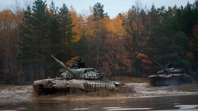 Ukrainische Soldaten führen in Tschernihiw mit erbeuteten russischen T-72 Panzern eine militärische Übung durch. (Foto: Aleksandr Shulman/AP/dpa)