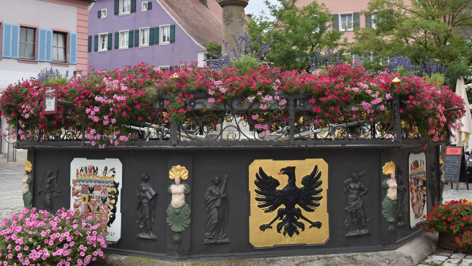 Nicht wegzudenken vom Marktplatz in Feuchtwangen ist der Röhrenbrunnen. Er steht dort inzwischen bereits seit 300 Jahren. (Foto: Erich Herrmann)