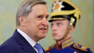 Der außenpolitische Berater von Kremlchef Wladimir Putin, Juri Uschakow, kritisiert die Initiative der Europäer zum US-Friedensplan als „nicht konstruktiv“. (Archivbild) (Foto: Maxim Shemetov/Reuters Pool via AP/dpa)