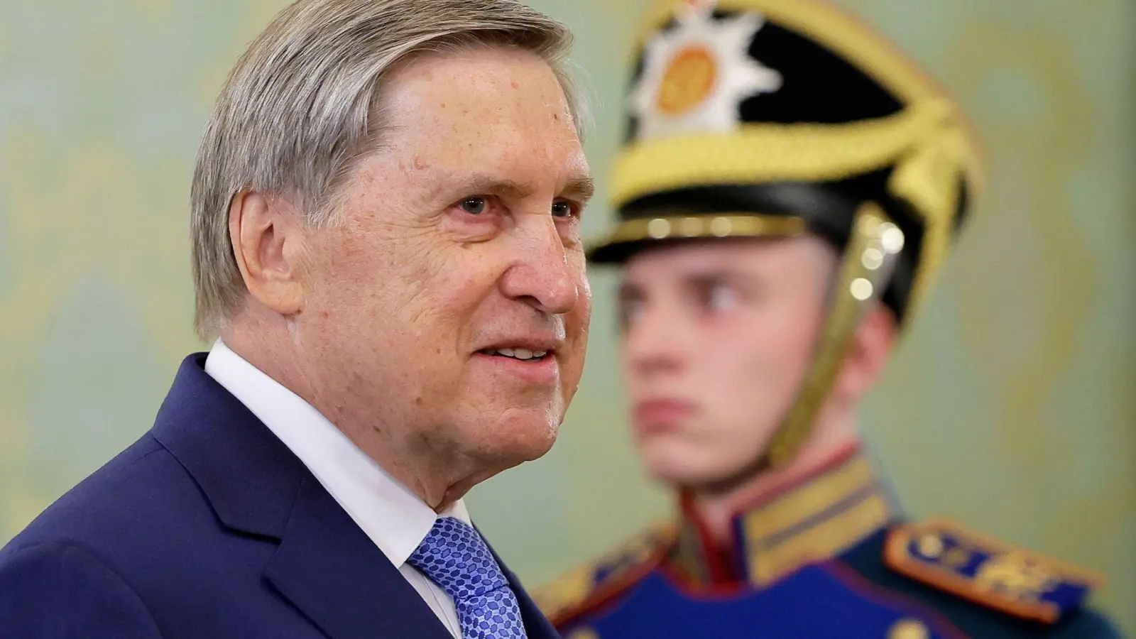 Der außenpolitische Berater von Kremlchef Wladimir Putin, Juri Uschakow, kritisiert die Initiative der Europäer zum US-Friedensplan als „nicht konstruktiv“. (Archivbild) (Foto: Maxim Shemetov/Reuters Pool via AP/dpa)