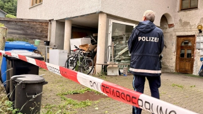 In einem Mehrfamilienhaus in Zwiesel soll ein heute 38 Jahre alter Mann im Sommer 2025 drei Menschen ermordet haben (Archivbild) (Foto: Christine Vincon/dpa)