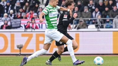 Ein Aufreger: der Zweikampf zwischen Maximilian Dietz (l) und Maurice Krattenmacher. (Foto: Harry Langer/dpa)