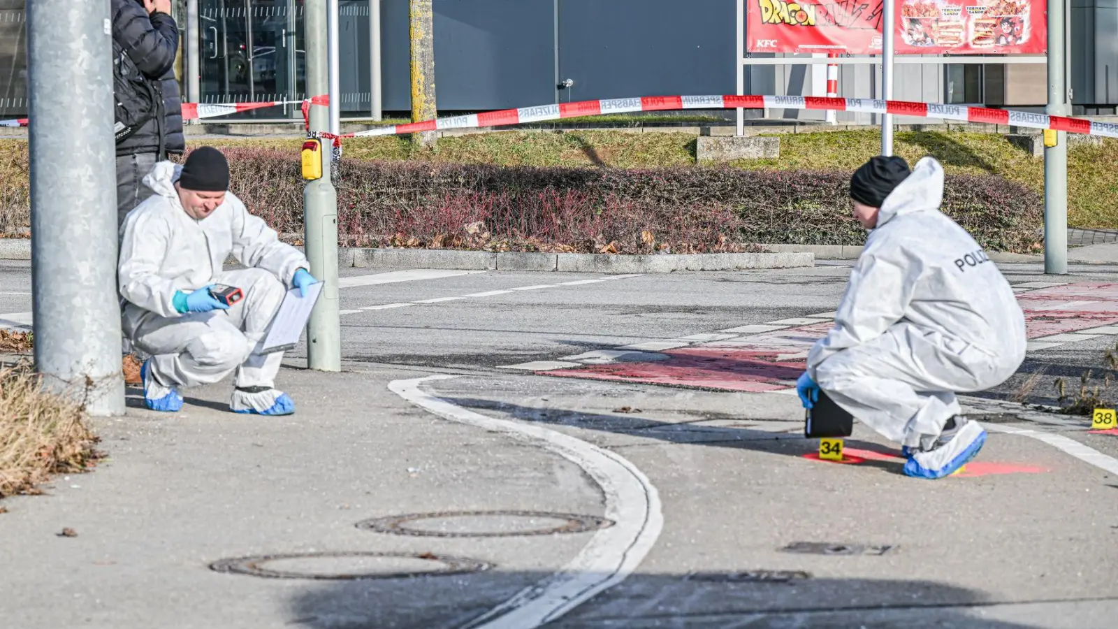 Die Spurensicherung war nach dem Messerangriff im Einsatz.  (Foto: Jason Tschepljakow/dpa)