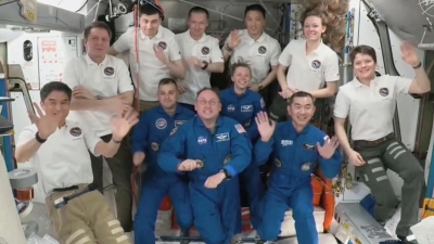 Die neu angekommene „Crew 11“ (in den blauen Anzügen) besteht aus dem Japaner Kimiya Yui (r-l), Zena Cardman und Mike Fincke (beide USA) sowie Oleg Platonow aus Russland. (Foto: Uncredited/NASA and SpaceX/AP/dpa)