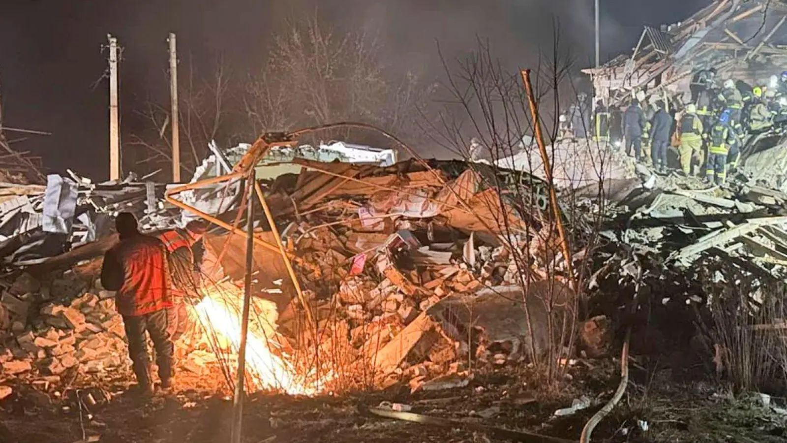 Feuerwehrleute untersuchen in der Region Charkiw die Trümmer eines zerstörten Wohnhauses. (Foto: Kharkiv Regional Prosecutor's Office/AP/dpa)