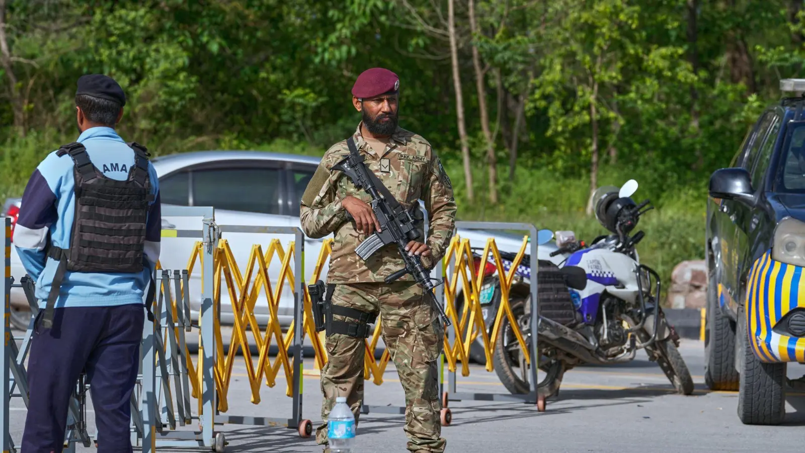 Unter hohen Sicherheitsvorkehrungen sollen Gespräche zwischen Vertretern der USA und des Irans in der pakistanischen Hauptstadt Islamabad beginnen.  (Foto: Anjum Naveed/AP/dpa)
