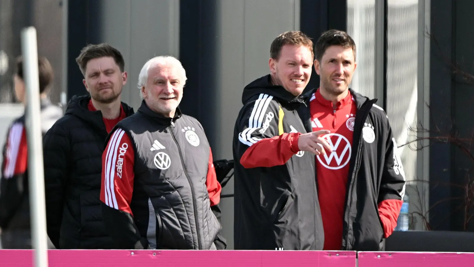 Rudi Völler (l.) und Julian Nagelsmann (2.v.r.) schauen auf den Trainingsplatz.  (Foto: Federico Gambarini/dpa)