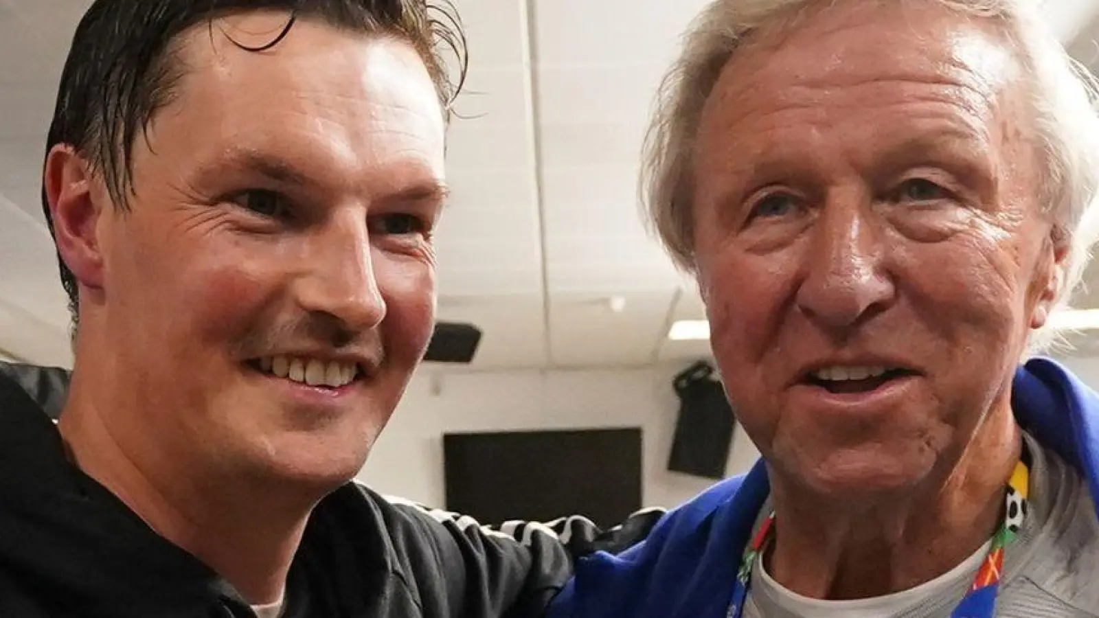 HSV-Coach Merlin Polzin (l) will für Hamburgs Ikone Horst Hrubesch singen. (Archivbild) (Foto: Marcus Brandt/dpa)