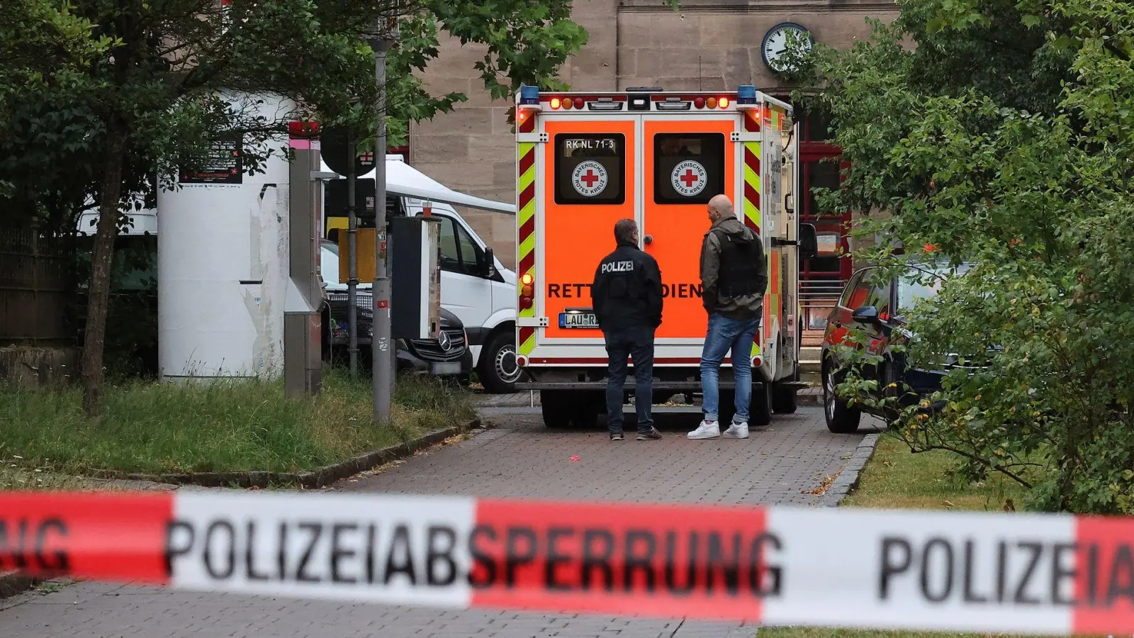 Das Motiv für den Angriff auf Bundespolizisten in Lauf an der Pegnitz ist weiterhin offen. Hinweise auf einen extremistischen Hintergrund gibt es laut Staatsanwaltschaft bisher nicht.  (Foto: Daniel Löb/dpa)