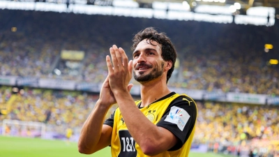 Mats Hummels kam zum Abschiedsspiel mit dem E-Roller. (Foto: Christoph Reichwein/dpa)