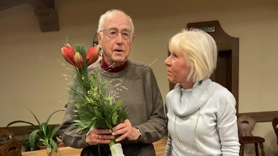 Sylvia Frauenschläger dankte Ulrich Erlinger für sein langes Engagement als Helfer der Tafel in Ansbach. (Foto: Armin Schöbel)