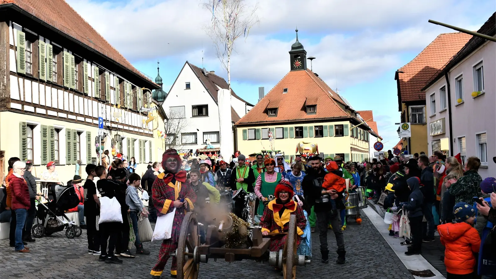 Fröhliches Geböller beim Faschingsumzug am Rosenmontag in Markt Erlbach.  (Foto: Gudrun Schwarz)