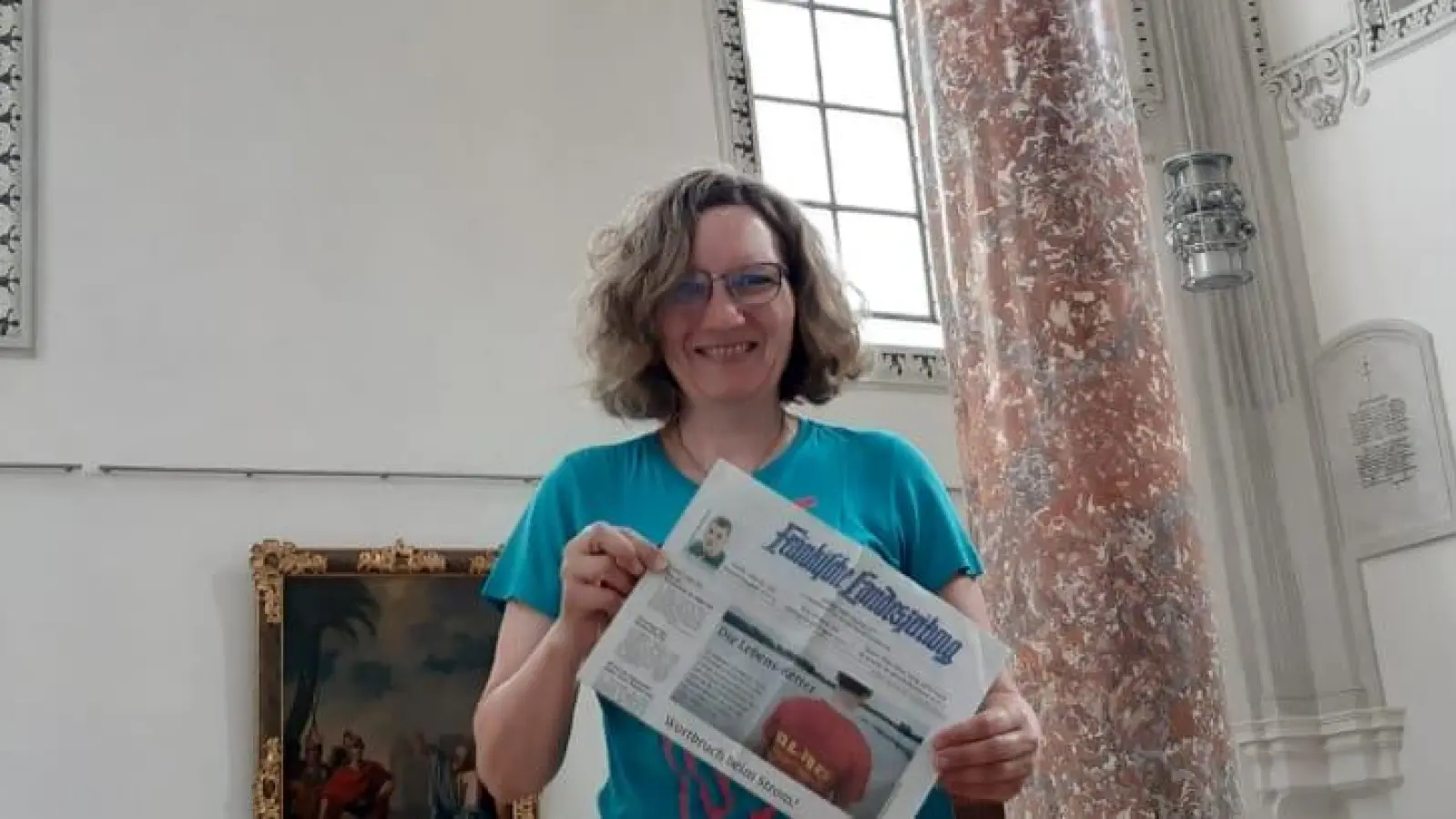 Mit der FLZ unterwegs: Sigrun Volland aus Ansbach genoss ihren Urlaub in Memmingen mit dem Besuch des „Kreuzherrnsaales” im ehemaligen Kreuzherrnkloster.  (Foto: Klaus Pechler)