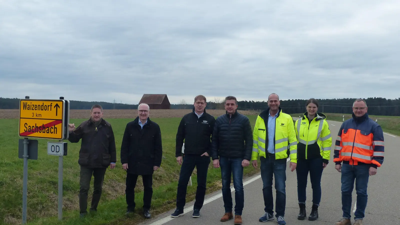 Am Ortsausgang von Sachsbach trafen sich (von links) Landrat Dr. Jürgen Ludwig, Bürgermeister Helmut Schnotz, Bauleiter Ralf Buchinger, Abteilungsleiter Markus Kriegler, Frank Hähnlein und Pauline Neid von der bauausführenden Firma sowie Kreisbauhofleiter Heinrich Ebert, um über die Baumaßnahme zu informieren. (Foto: Albert Schülein)