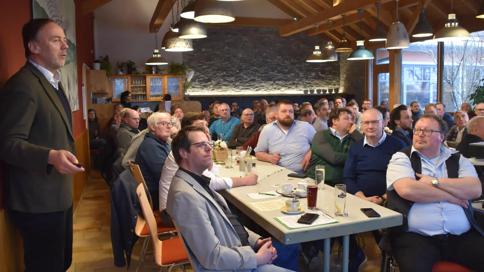 Voll besetzt war die Veranstaltung des Erzeugerrings beim Vortrag von Dr. Kurt Möller (links). (Foto: Fritz Arnold)