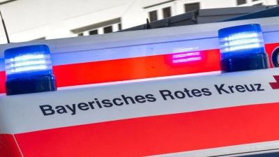 Der Autofahrer wurde mit schweren Verletzungen ins Krankenhaus gebracht. (Archivbild) (Foto: Peter Kneffel/dpa)