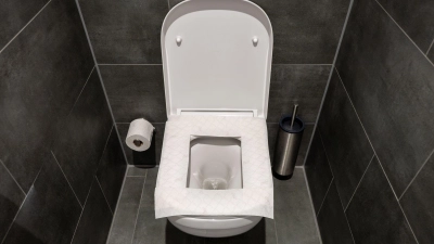 Kann nach hinten losgehen: Die Klobrille mit Toilettenpapier auszulegen, ist keine gute Idee, sagt ein Hygiene-Professor.  (Foto: Nico Tapia/dpa-tmn)