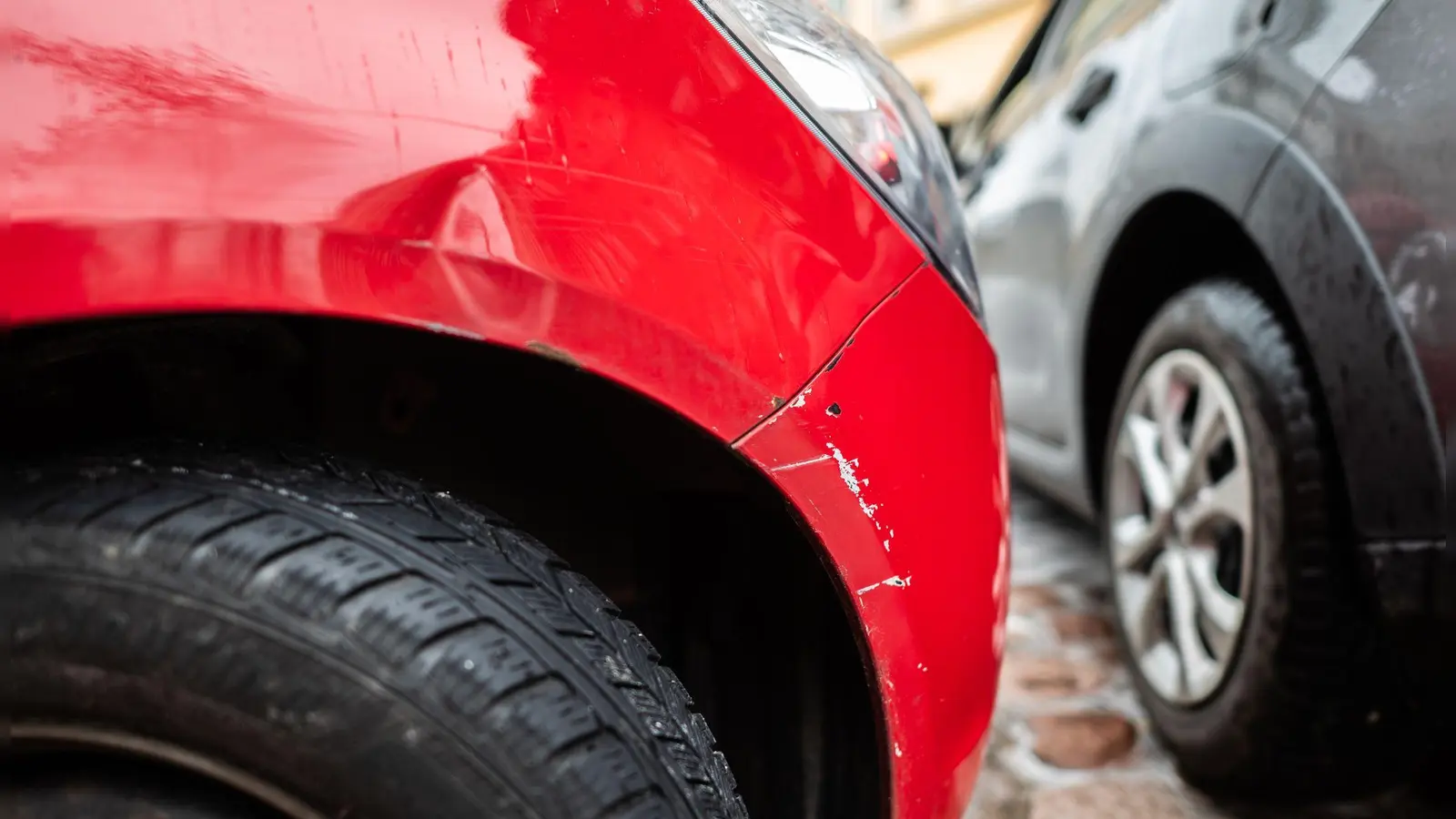 In der anstehenden Preisrunde für Autoversicherungen deutet vieles darauf hin, dass die Zeit der massiven Preissteigerungen ausläuft. (Symbolbild) (Foto: Robert Michael/dpa)