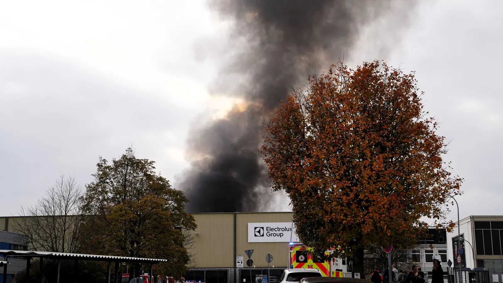 Die Rauchsäule war am 20. Oktober 2024 weit zu sehen. Die beiden Werkschützer, die an diesem Sonntag Dienst hatten und sich im Gebäude aufhielten, bemerkten von dem Brand lange nichts. (Archivbild: Simone Hedler)