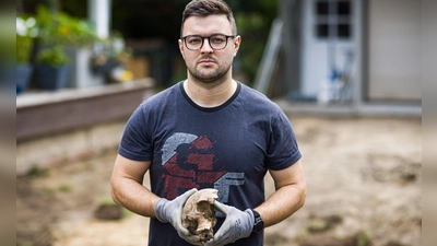 Felix Chall hat etliche Knochen in seinem Garten in Braunschweig gefunden. (Foto: Moritz Frankenberg/dpa)