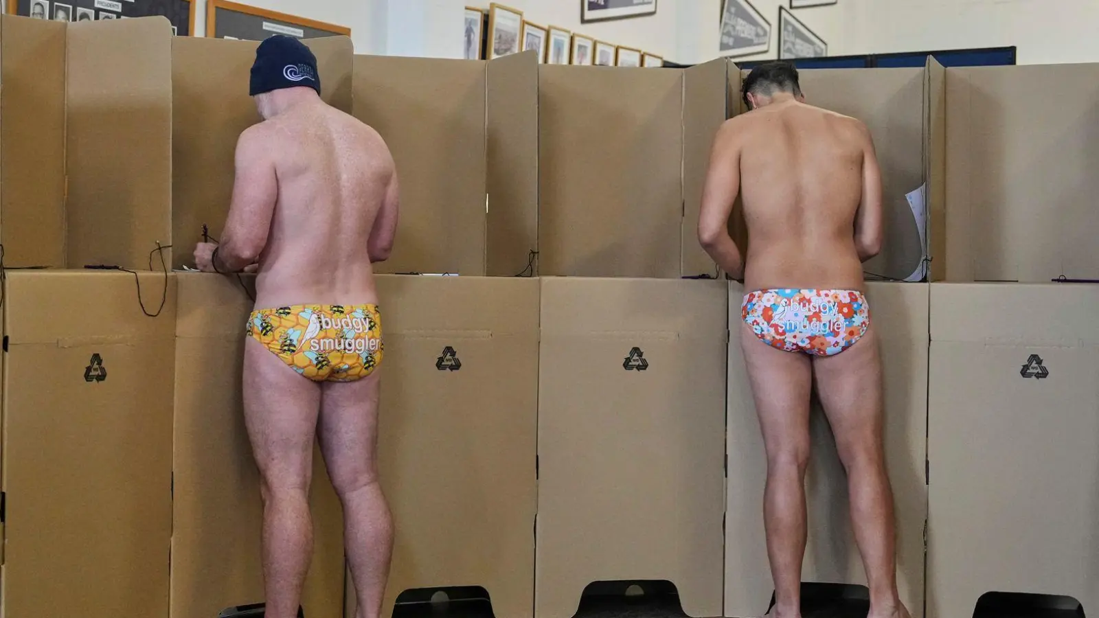 Typisch „Aussie“: Vom Strand direkt ins Wahllokal. (Foto: Mark Baker/AP/dpa)