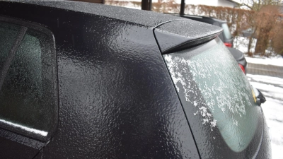 Eispanzer auf den Autos: Vor diesem Phänomen hatte auch der Deutsche Wetterdienst gewarnt. (Foto: Ute Niephaus)