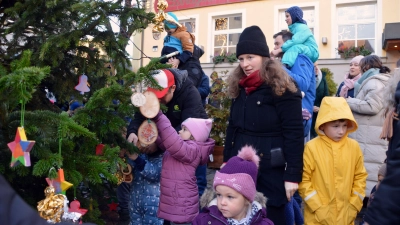 Erzieherinnen, Eltern und Kinder versammelten sich am Marktplatz vor dem Rathaus, um gemeinsam den Uffenheimer Christbaum zu schmücken. (Foto: Johannes Zimmermann)