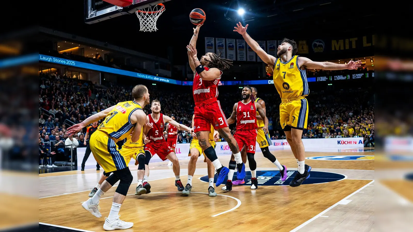 Bayerns Carsen Edwards steigt gegen Alba zum Korb hoch. (Foto: Julius Frick/dpa)