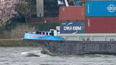 Der „Jungfrauengrund“ bei Oberwesel: Auch bei Normalwasserstand ragen Steine aus dem Rhein hervor. Der Abschnitt dient der Planung einer durchgehend tieferen Fahrrinne. (Foto: Thomas Frey/dpa)