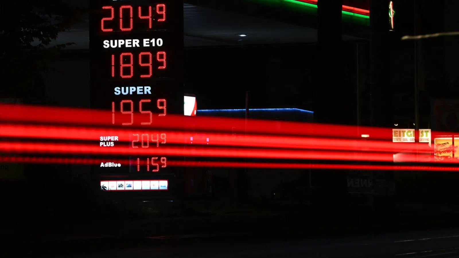 So billige Spritpreise sind derzeit nur sehr selten zu finden. (Archivbild) (Foto: Robert Michael/dpa)