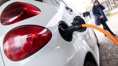 Ein Elektroauto lädt an einer Ladestation: In Aurach soll an der A6 eine E-Tankstelle entstehen. (Symbolbild: Julian Stratenschulte/dpa)