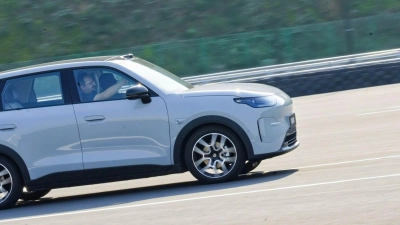 Mehr Auto fürs Geld: Der Leapmotor B03X lockt mit reichlich Platz zum günstigen Preis und Extras wie Panoramadach oder variabler Sitzlandschaft. (Foto: hmw/Leapmotor International B.V./dpa-tmn)