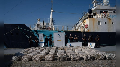 Der spanische Zoll hat auf einem polnischen Segelboot 2,1 Tonnen Kokain beschlagnahmt.  (Foto: Adrián Irago/EUROPA PRESS/dpa)