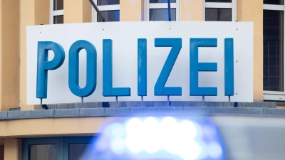 Alle Hände voll zu tun hatte die Polizei im Raum Feuchtwangen am Freitag (Symbolbild: Friso Gentsch/dpa)