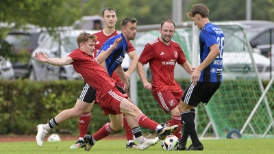 Voller Einsatz: Der Neuendettelsauer Jochen Roth (in Rot) geht hier gegen Forchheims Felix Hutzler energisch in den Zweikampf. (Foto: Martin Rügner)