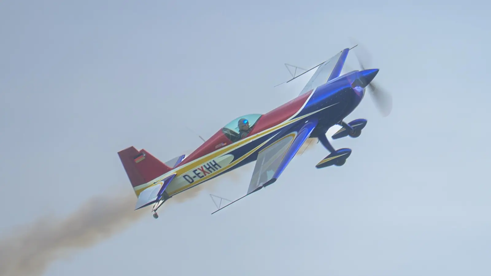 Mit Rauch werden beim Kunstflug Symbole in die Luft gemalt.  (Foto: René Chlopotowski)