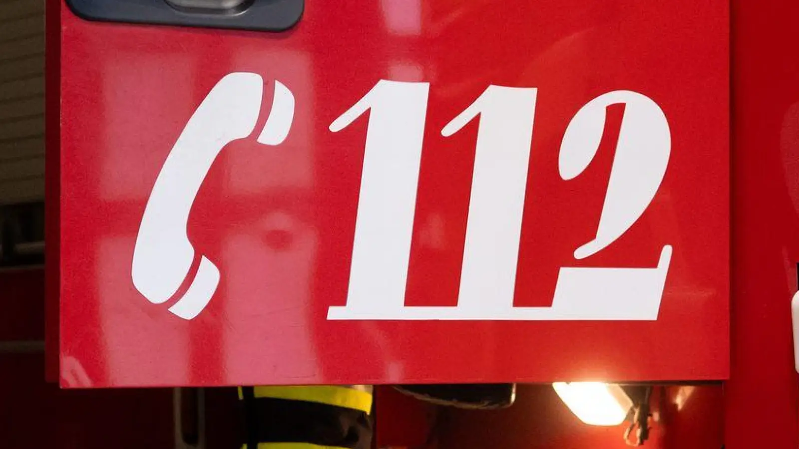 Einsatzkräfte der Feuerwehr rückten am Montagabend aus, um den Absturz des Autos zu verhindern. (Symbolbild) (Foto: Niklas Treppner/dpa)