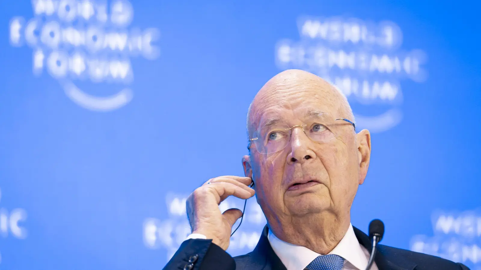 Der Gründer des WEF, Klaus Schwab, tritt zurück. (Foto: Michael Buholzer/KEYSTONE/dpa)