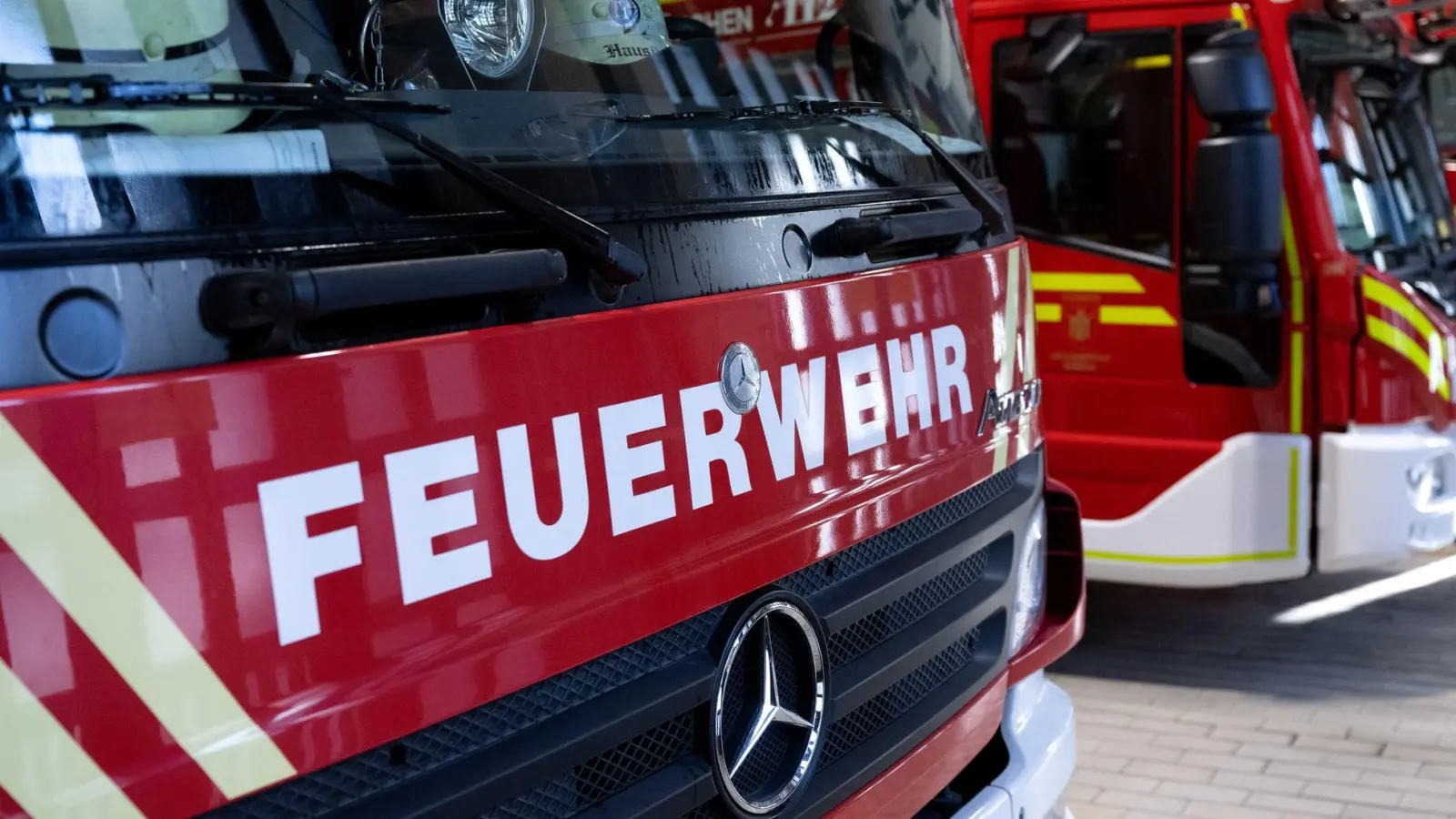 Die Feuerwehr löscht den Brand. (Symbolbild) (Foto: Sven Hoppe/dpa)