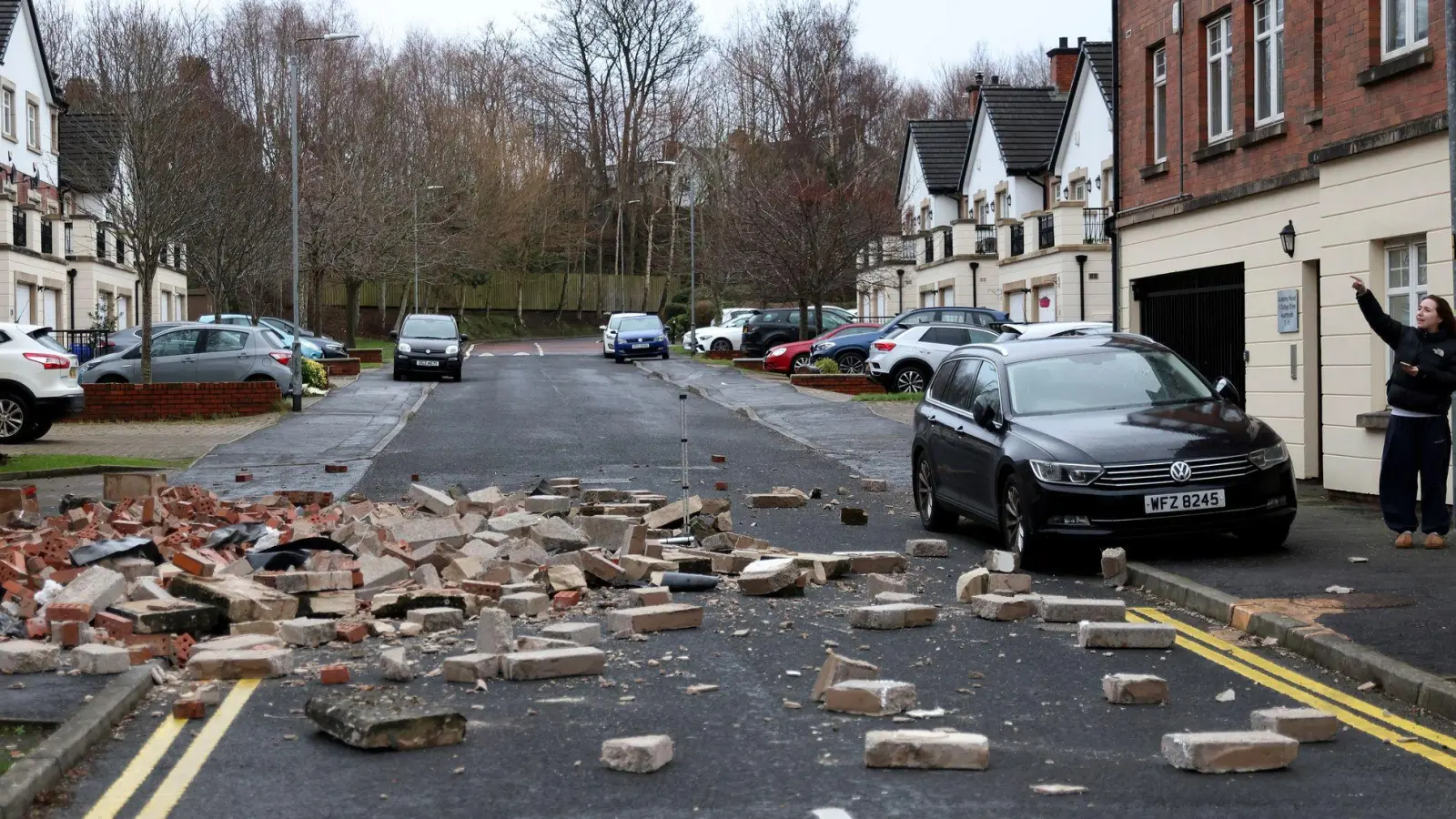 Der Sturm riss Bäume heraus und beschädigte Häuser teils erheblich. (Foto: --/AP/dpa)