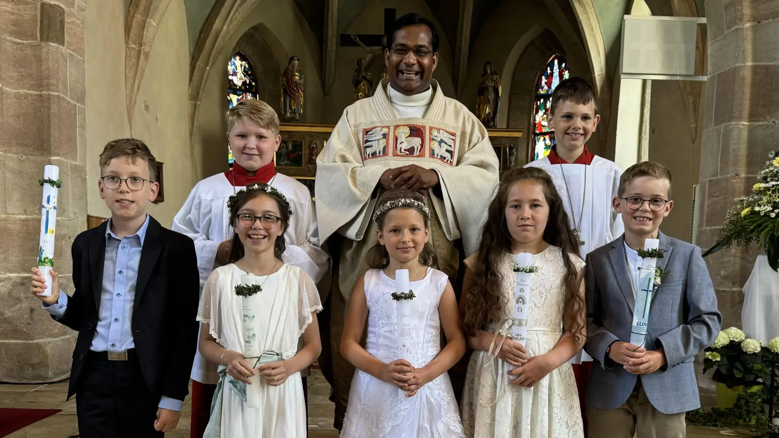 Fünf Kommunionkinder durften in der Pfarrei Maria Immaculata Dürrwangen das Sakramentder Heiligen Kommunion erstmalig empfangen. Das Foto zeigt Levi Schmiedl, Maya Kammleiter, Johanna Heyer, Zaira Hassold und Elias Fiedler (vorne von links). (Foto: Stefan Baumgärtner)