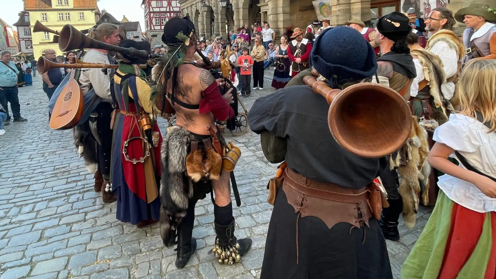 Zweiter Tag bei den Pfingsfestspielen in Rothenburg. Bei bestem Wetter gibt es überall in der Stadt mittelalterliches Treiben zu bewundern. (Foto: Gerhard Krämer)
