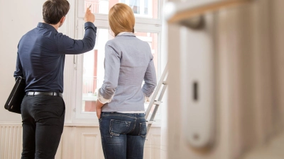 Unangekündigter Besuch vom Vermieter? In der Regel hat er dann kein Recht darauf, die Wohnung zu betreten. (Foto: Christin Klose/dpa-tmn)